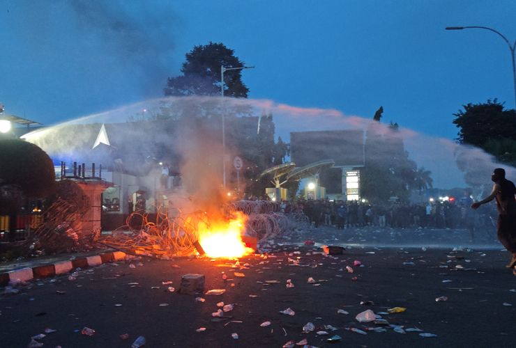 BERITA FOTO: Demo Ricuh di Kaltim, Tuntutan Peserta Aksi Tak Digubris