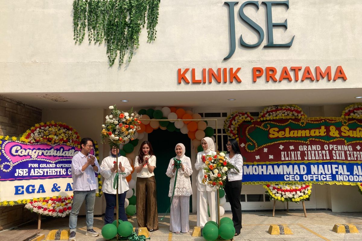 Grand opening klinik kecantikan dan gigi Jakarta Skin Express (JSE) Aesthetic di Jalan Mangga Besar IV/I, Taman Sari, Jakarta Barat, Rabu (2/7/2025).