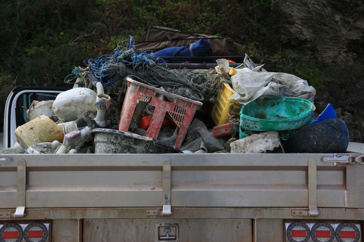 Warga Nhulunbuy sangat terkejut dengan banyaknya sampah, dia menghabiskan waktu seharian untuk mengangkut sampah itu dengan mobil truknya. 