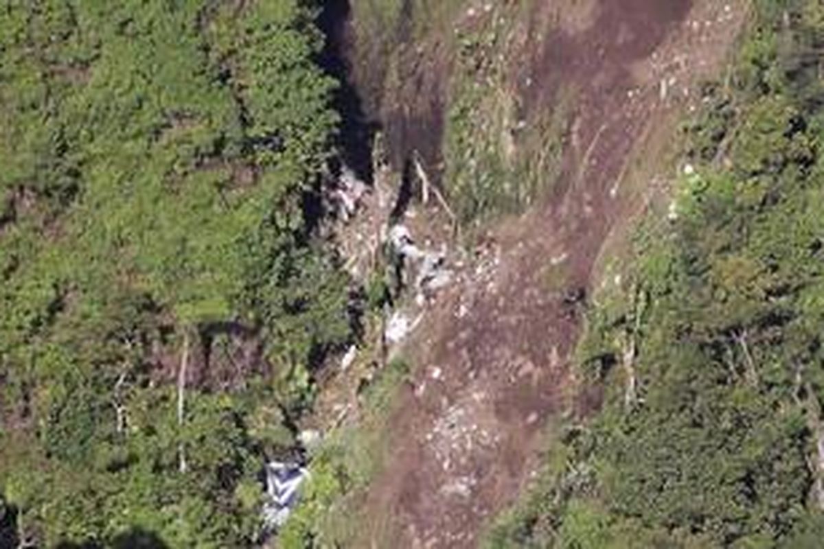 Bagian sayap dan ekor peswat Sukhoi Super Jet 100 ditemukan tim SAR dan Marinir di lereng Gunung Salak sebelah barat jalur pendakian dari Kampung Pasir Manggis, Desa Cipelang, Kecamatan Cijeruk, Kabupaten Bogor, Jawa Barat, Jumat (11/5/2012). Hingga Jumat siang tim SAR beum berhasil mengevakuasi penumpang, karena lokasi jatuhnya pesawat di lereng curam dan medan yang ditempuh sangat sulit. Tim SAR sementara akan fokus untuk membuka jalan menuju lokasi jatuhnya pesawat. 