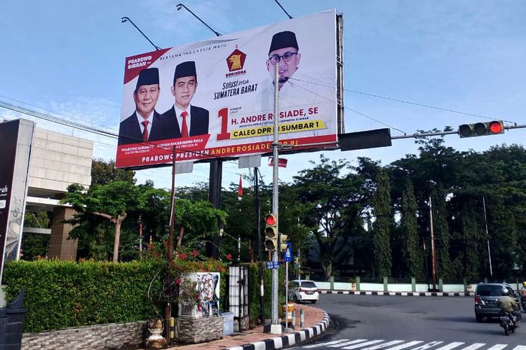 Baliho Prabowo-Gibran resmi dari TKN bertebaran di Padang, Rabu (8/11/203)  di Asang