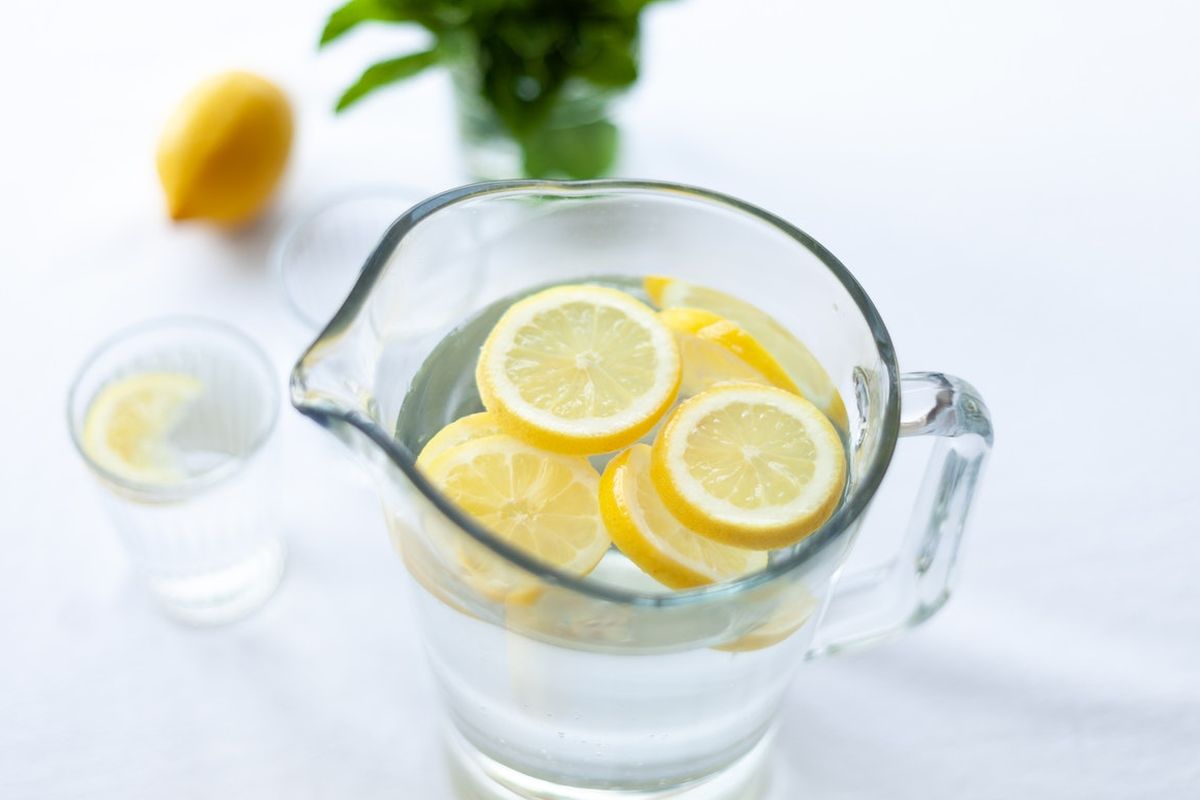 Ilustrasi air jeruk lemon hangat.