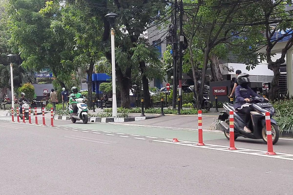 Stick cone jalur sepeda permanen di Jalan HOS Cokroaminoto, Menteng, Jakarta Pusat, banyak yang copot. Pantauan di lokasi, Senin (24/10/2022) siang, sejumlah stick cone juga bengkok dan pecah. Beberapa sepeda motor yang melawan arah juga melewati jalur sepeda permanen tersebut.