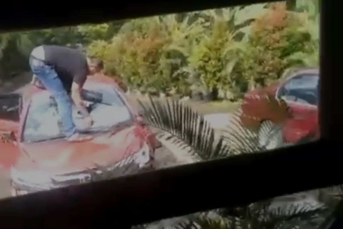 beredar video anggota Polda Jateng melakukan pengerusakan mobil