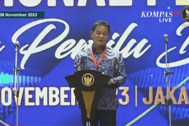 Ketua DKPP Heddy Lugito memberi sambutan dalam Rakernas Penyelenggara Pemilu 2023 yang disiarkan YouTube Kompas TV, Rabu (8/11/2023).