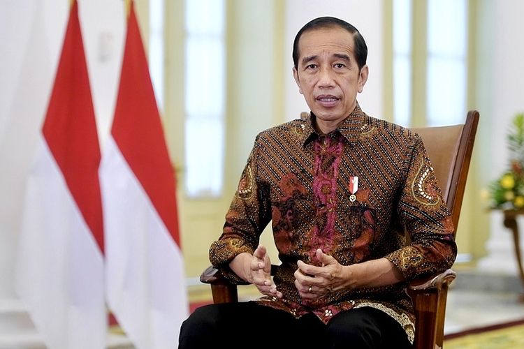 Presiden Joko Widodo memberikan pernyataan tentang perkembangan kasus COVID-19 khususnya varian Omicron di Istana Kepresidenan, Bogor, Jawa Barat, Jumat (28/1/2022). Presiden Joko Widodo menyampaikan kasus penularan COVID-19 varian Omicron akan terus meningkat dalam beberapa pekan ke depan, namun demikian Joko Widodo meminta seluruh masyarakat tidak panik dan tetap menjaga protokol kesehatan serta mengurangi aktivitas yang tidak perlu. ANTARA FOTO/Biro Pers dan Media Setpres/Handout/wsj.
