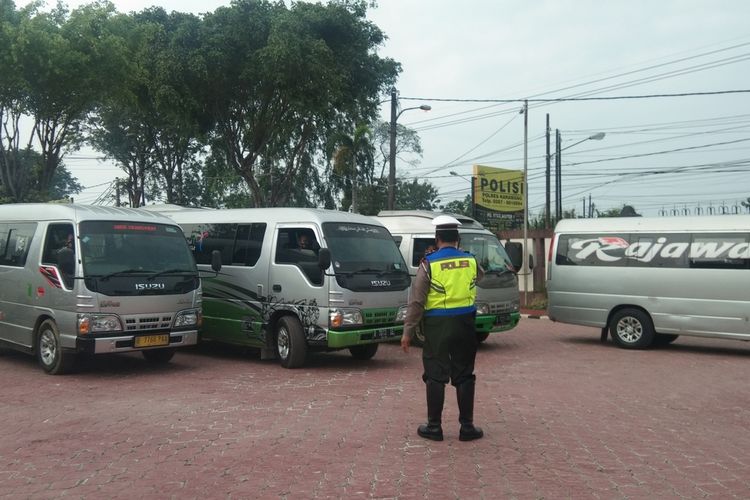 Satuan Lalu Lintas Polisi Resor (Polres) Karawang mengamankan 32 travel gelap yang beroperasi membawa penumpang hendak mudik.