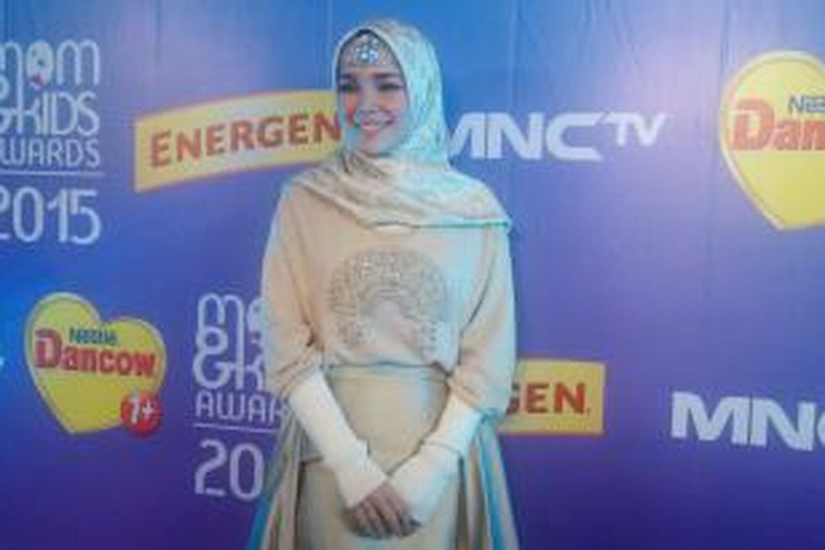 Dewi Sandra usai menghadiri Mom & Kids Awards 2015 di studio MNCTV, TMII, Jakarta Timur, Selasa (22/12/2015) malam.