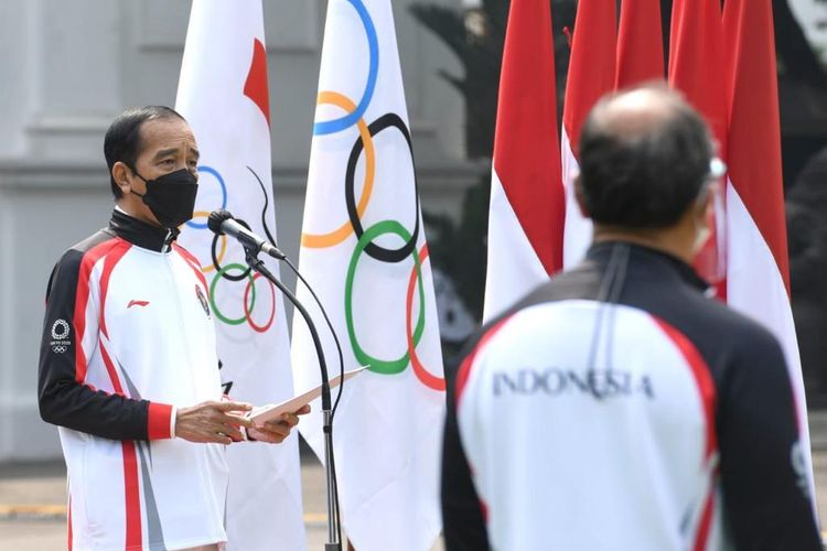 Presiden Joko Widodo saat melepas tim Indonesia menuju Olimpiade Tokyo 2020 di halaman Istana Merdeka, Jakarta, Kamis (8/7/2021) siang WIB.