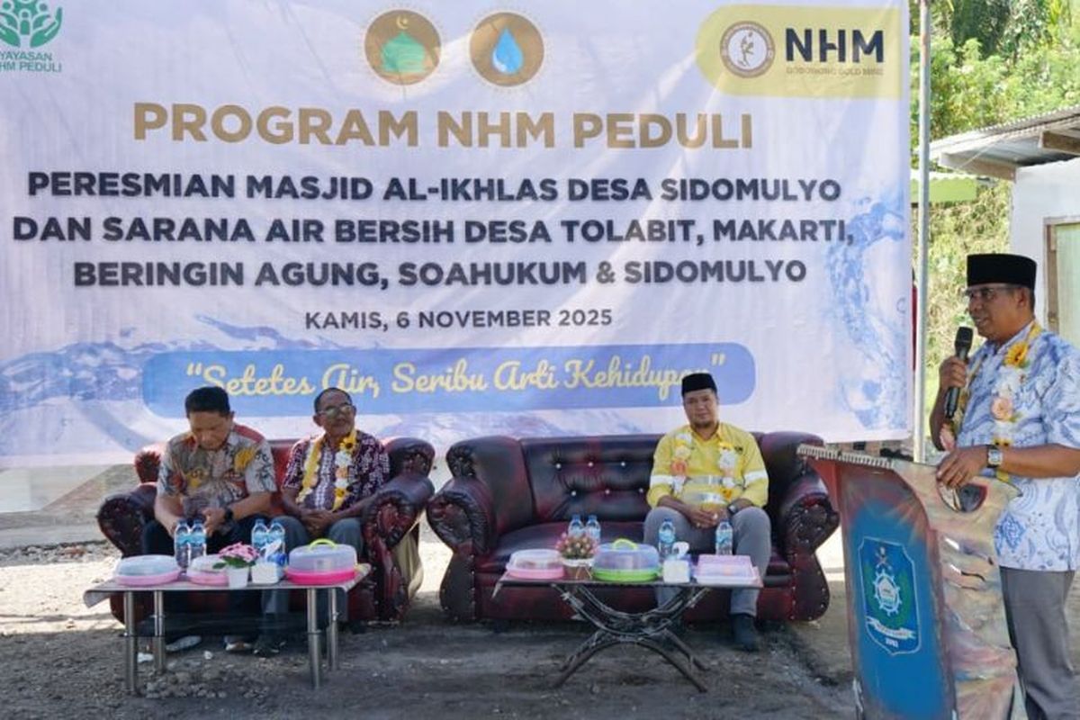 Wakil Bupati Halut Kasman Hi Ahmad memberi sambutan pada peresmian revitalisasi Masjid Al-Ikhlas di Desa Sidomulyo serta pembangunan fasilitas air bersih di lima desa di Kecamatan Kao Barat, Kabupaten Halmahera Utara (Halut), Kamis (6/11/2025). 