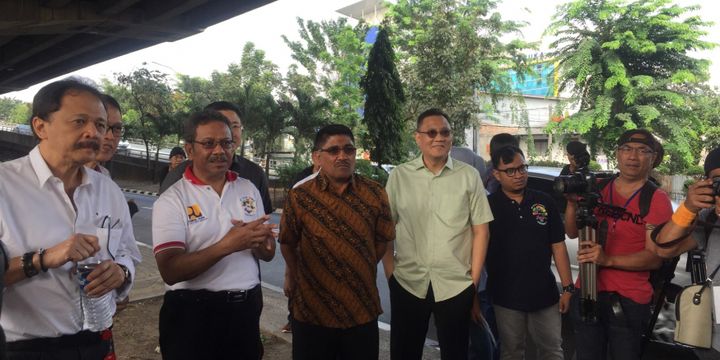 Peninjauan 73 pilar oleh Direktur Jenderal Bina Marga Sugiyartanto, Direktur Utama CMNP Tito Sulistio, Ketua Pelaksana,  Adil, di Jalan tol Rawamangun, Jakarta Timur, Sabtu (4/8/2018). 