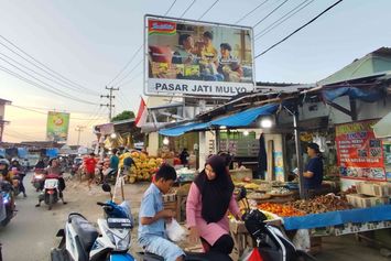 Melihat Kehidupan 24 Jam di Pasar Jati Mulyo
