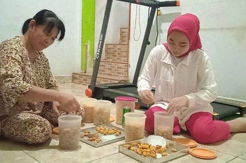 Cerita Satu Keluarga Empat Agama di Kota Jambi Sambut Imlek, Buat Kue Kering hingga Siapkan Angpau