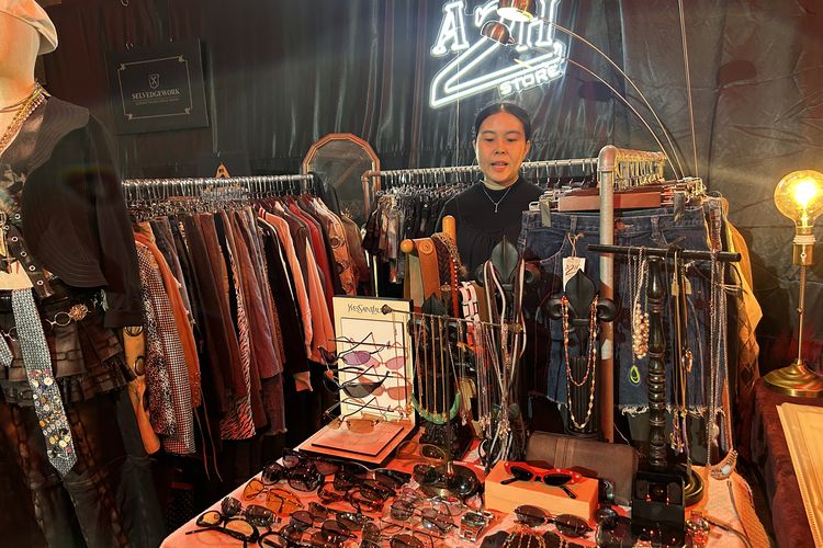 Beberapa item fesyen vintage yang dijual oleh A2H Store di pop up booth di The Warehouse Talat Noi, Bangkok, Jumat (21/11/2025).