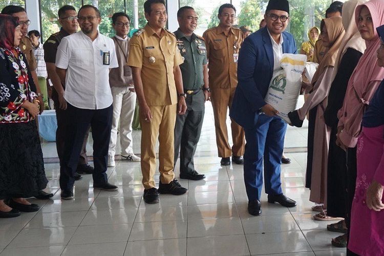 Bupati Batang M. Faiz Kurniawan dan Wakil Bupati Batang Suyono secara simbolis mewakili Pemerintah Kabupaten Batang menyalurkan bantuan pangan beras untuk alokasi bulan Juni dan Juli 2025 kepada 59.671 Keluarga Penerima Manfaat (KPM). Penyaluran dilakukan di Pendapa Kabupaten Batang, Jawa Tengah, Senin (21/7/2025).
