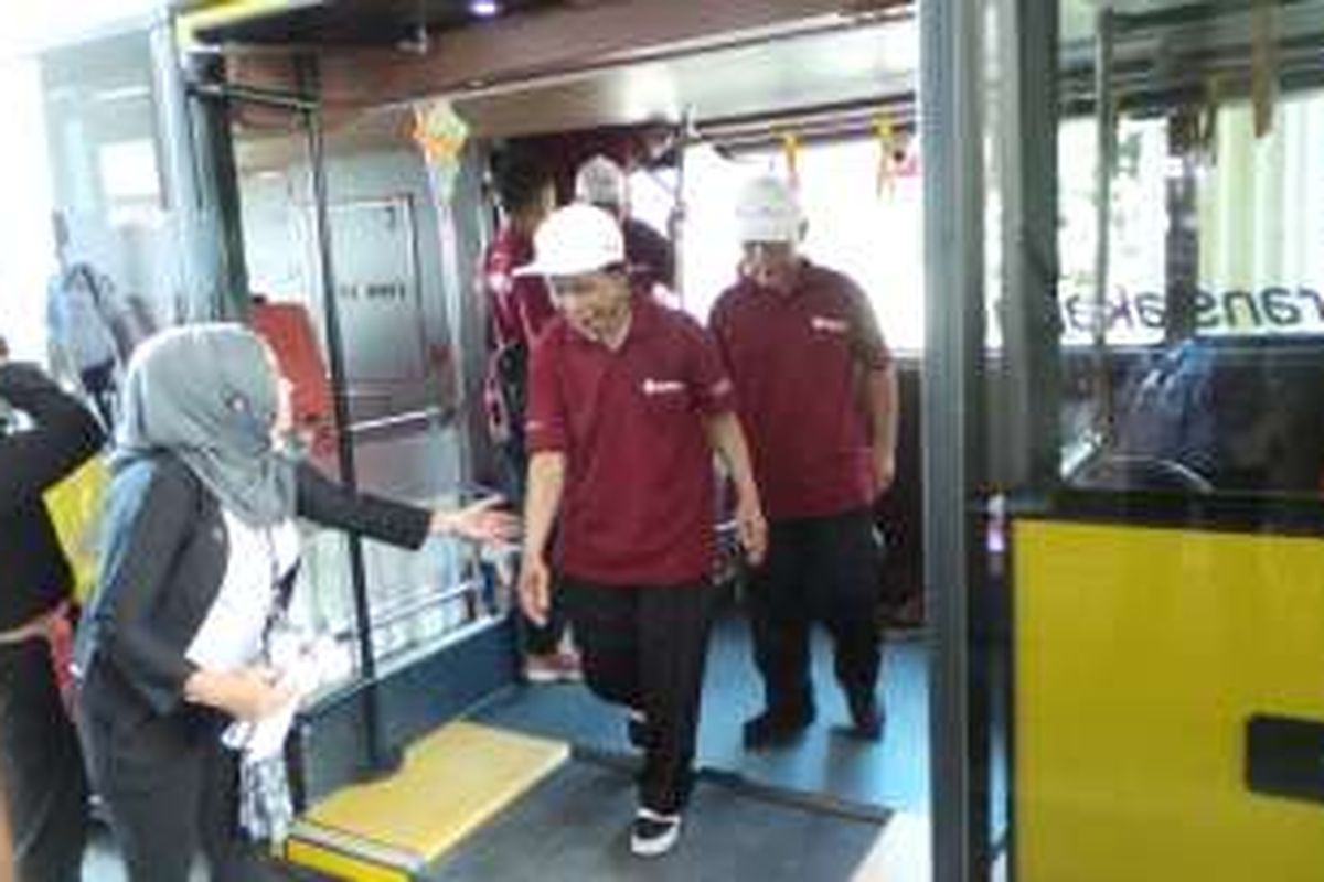 Lansia dari Panti Werdha Sasana Bina Mulya jalan-jalan ke Museum Nasional, Kamis (29/9/2016). Kegiatan ini dalam rangka Site Visit Busway yang diselenggarakan PT Transjakarta. 