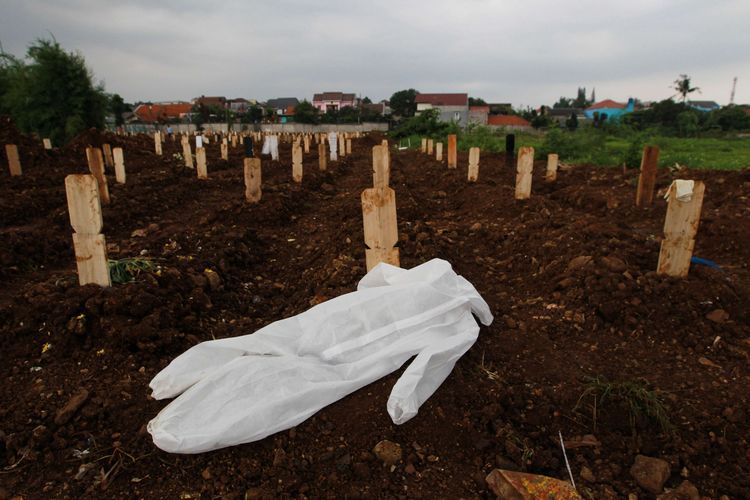 Baju APD petugas pemakaman terlihat di samping makam penderita Covid-19 di TPU Srengseng Sawah, Jakarta Selatan, Senin (25/1/2021). Berdasarkan data Satgas Penanganan Covid-19, terdapat 9.994 kasus baru dalam 24 jam terakhir. Jumlah pasien Covid-19 di Indonesia hingga hari ini 999.256 orang, terhitung sejak pengumuman pasien pertama pada 2 Maret 2020.