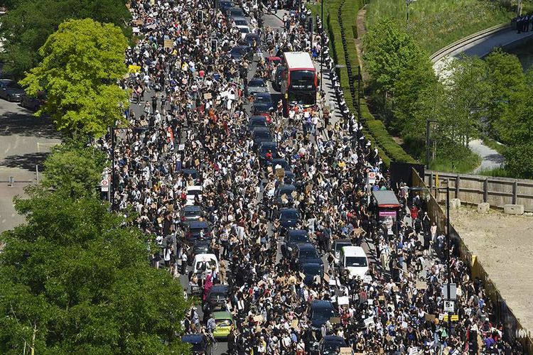 Ratusan orang berkumpul memblokir jalan saat mengikuti demonstrasi menentang kematian George Floyd, di depan Kedutaan Besar AS di London, Inggris, Minggu (31/5/2020). Kematian George Floyd setelah lehernya ditindih lutut polisi berkulit putih di Minneapolis, AS, turut menimbulkan reaksi keras dari banyak orang di berbagai negara.