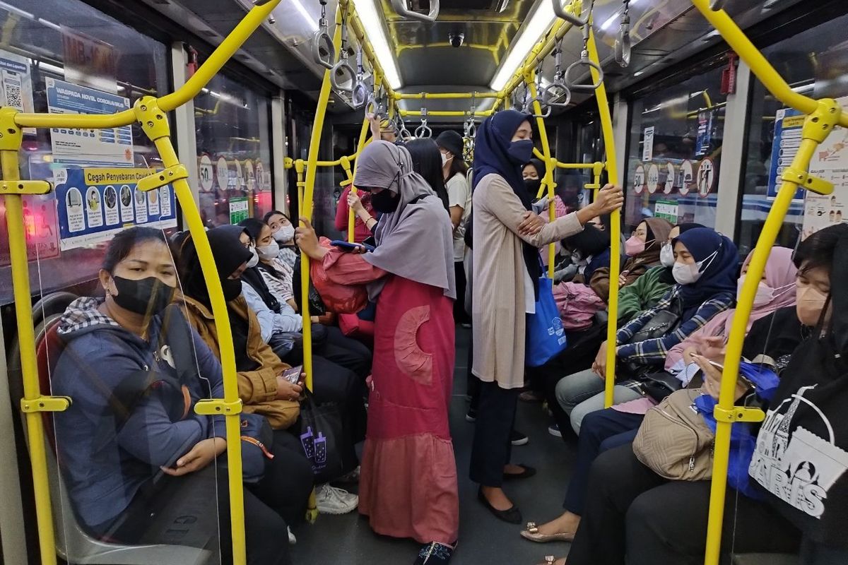 Seluruh penumpang bus Transjakarta koridor 3H menggunakan masker, Senin (12/6/2023). (KOMPAS.com/XENA OLIVIA)