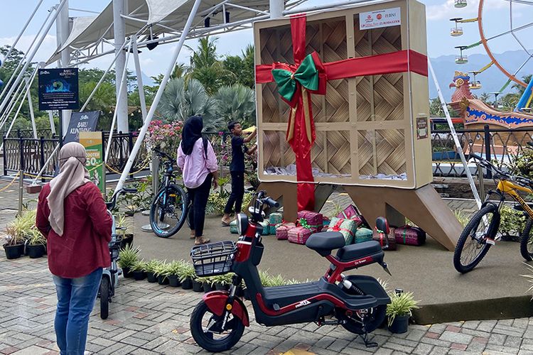 Kampung Natal Saloka menghadirkan dekorasi bernuansa natal sepanjang momen Natal dan Tahun Baru. 