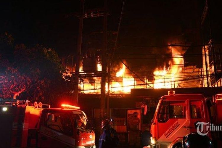Kebakaran di Mal Malang Plaza, Selasa (2/5/2023). Sumber: Tribunnews
