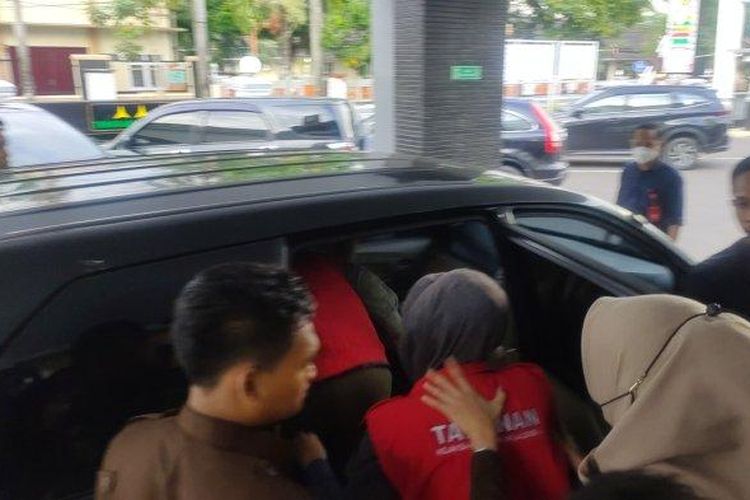 Kedua pelaku berinisial F dan Y digelandang ke sebuah mobil setelah menjalani pemeriksaan selama tujuh jam di Kantor Kejaksaan Negeri Majalengka, Kamis (13/10/2022). Kejaksaan Negeri Majalengka melakukan penahanan terhadap dua tersangka kasus dugaan korupsi di Bank Pengkreditan Rakyat (BPR) Majalengka cabang Sukahaji.