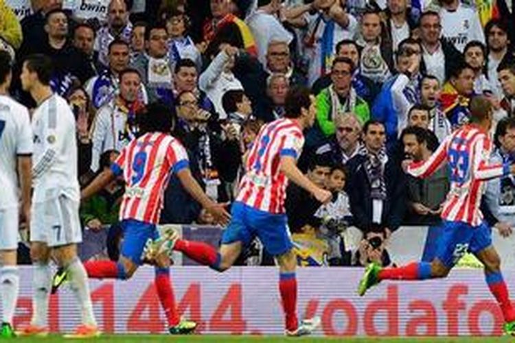 Bek Atletico Madrid,  Joao Miranda (kanan) saat mencetak gol untuk menentukan kemenangan timnya atas Real Madrid pada partai final Copa del Rey di Santiago Bernabeu, JUmat (17/5/2013). Atletico sukses meraih Copa del Rey setelah menang 2-1 pada laga tersebut. 