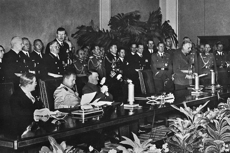 Perwakilan negara anggota utama Blok Poros, Saburo Kurusu dari Kekaisaran Jepang, Adolf Hitler dari Jerman, dan Menteri Luar Negeri Galeazzo Ciano dari Italia saat menandatangani Pakta Tripartit di Berlin pada 27 September 1940.
