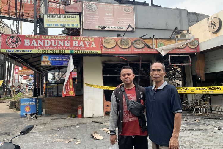 Karyawan Martabak Bandung Raya, Toyo dan Deni memutuskan bertolak ke kampung halaman di Gombong, Kebumen, Jawa Tengah, usai kebakaran terjadi di food court Cipete.