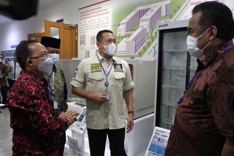 Ketua MPR RI Bambang Soesatyo saat mengunjungi pabrik PHC Indonesia di Cikarang, dikutip Kompas.com melalui siaran persnya, Sabtu (14/8/2021).