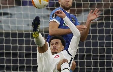 Dele Alli melakukan tendangan salto dalam pertandingan Tottenham vs Wolfsberger pada leg kedua babak 32 besar Liga Europa 2020-2021 yang digelar di Stadion Tottenham Hotspur, London, Rabu (24/2/2021) waktu setempat. Foto: ADRIAN DENNIS/AFP