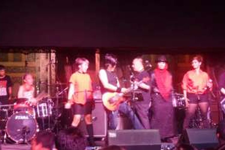 Band ITZ, yang digawangi oleh Ikmal Tobing (drum), Taraz Bistara (vokal dan gitar), dan Zondy Kaunang (bas) tampil di Bentara Budaya Jakarta, Jalan Palmerah Selatan 17, Jakarta Pusat, Kamis (10/11/2016). Mereka berkolaborasi dengan Jelly Tobing.