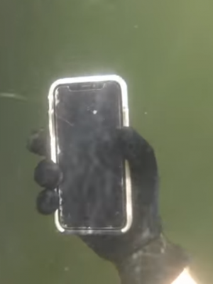 iPhone X yang hilang dua minggu, ditemukan di dasar sungai dan masih berfungsi.