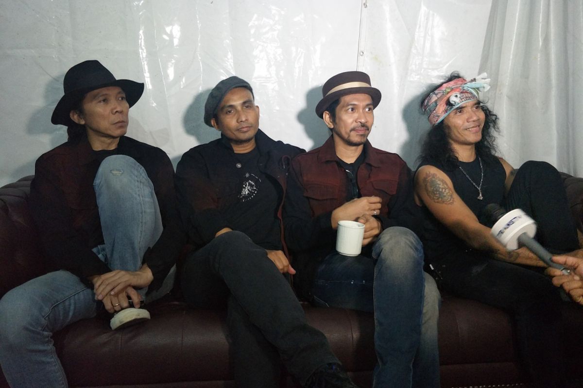 (Dari kiri) Bimbim (drum), Ivanka (bass), Ridho (gitar) dan Kaka (vokal) yang tergabung dalam grup band Slank saat ditemui usai tampil di Sweet 17 Trans Media di lapangan Sunburst BSD City, Tangerang, Sabtu (15/12/2018).