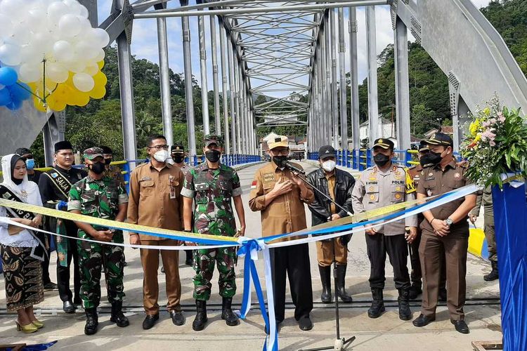 Gubernur Wahidin Halim saat meresmikan Jembatan Ciberang di Desa Muara, Kecamatan Lebak Gedong, Kabupaten Lebak, Senin (28/3/2022).