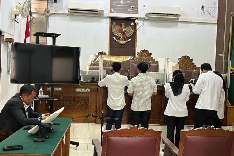 Tim Biro Hukum Komisi Pemberantasan Korupsi (KPK) membawa 14 bukti surat melawan gugatan praperadilan yang dilayangkan oleh Masyarakat Anti Korupsi Indonesia (MAKI) dalam sidang, Senin (19/2/2024).