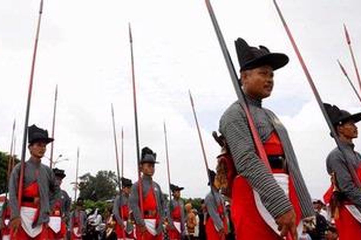 Upacara tradisi Grebeg Besar Keraton Yogyakarta digelar di Alun-Alun Utara, Yogyakarta, Sabtu, (28/11). Grebeg ini digelar berkaitan dengan perayaan Idul Adha 1430 Hijriah. 