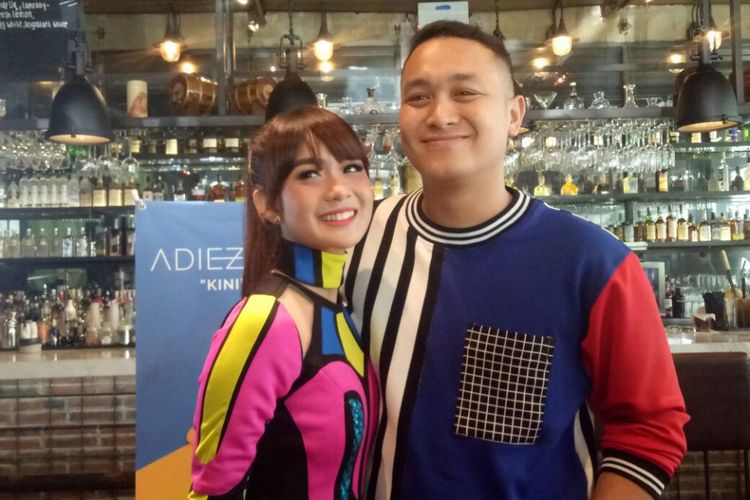 Gilang Dirga dan istrinya, Adiezty Fersa berpose saat ditemui pada jumpa pers peluncuran single Kini (Aku Bebas) di kawasan Kemang, Jakarta Selatan, Senin (18/9/2017).