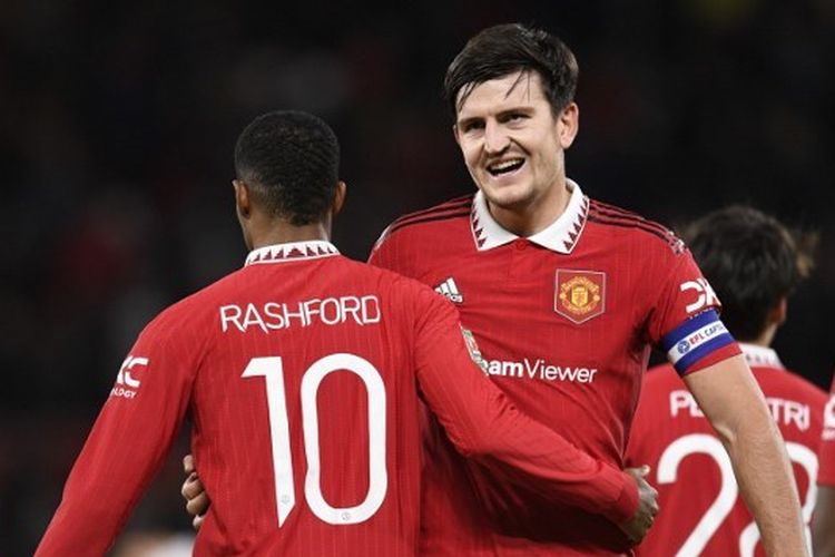 Marcus Rashford (kiri) dan Harry Maguire merayakan gol dalam laga Manchester United vs Charlton Athletic pada perempat final Piala Liga Inggris 2022-2023 yang digelar di Stadion Old Trafford, Selasa (10/1/2023) malam waktu setempat. Man United menang 3-0 dan lolos ke semifinal. Selanjutnya, Man United akan melawan Man City pada laga lanjutan Liga Inggris musim 2022-2023. Laga Man United vs Man City dijadwalkan berlangsung di Stadion Old Trafford, Manchester, Inggris, pada Sabtu (14/1/2023) malam WIB.