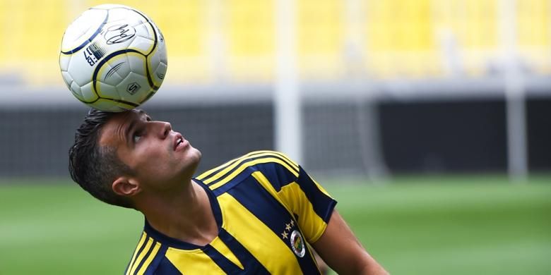 Penyerang Fenerbahce, Robin van Persie, saat unjuk kebolehan mengolah bola di depan hadapan pendukung timnya, Selasa (14/7/2015). 