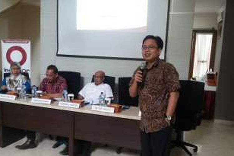 Direktur Eksekutif Indikator, Burhanuddin Muhtadi bersama perwakilan tim sukses dari tiga pasangan cagub dan cawagub untuk Pilkada DKI saat mengumumkan hasil survei terbaru Indikator di kantornya di kawasan Cikini, Menteng, Jakarta Pusat, Kamis (24/11/2016).