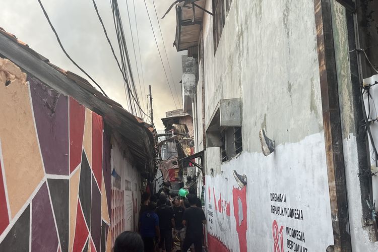 Kebakaran di Tamansari Jakbar, Warga Gotong Royong Padamkan Api yang Merembet