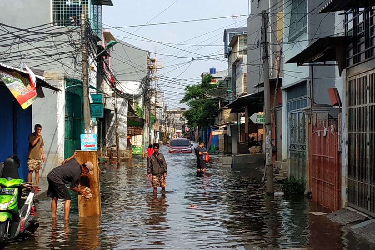 Banjir masih merendam permukiman warga Teluk Gong, Penjaringan, Jakarta Utara hingga nyaris setinggi kap mobil pada Sabtu (4/1/2020) petang.