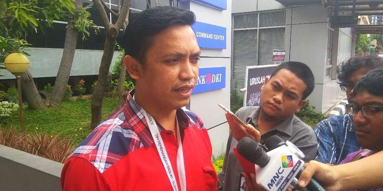 Tim pemenangan Ahok-Djarot, Ronny Talapessy, melaporkan intimidasi ke salah satu relawan di Mapolda Metro Jaya, Jumat (13/1/2017).