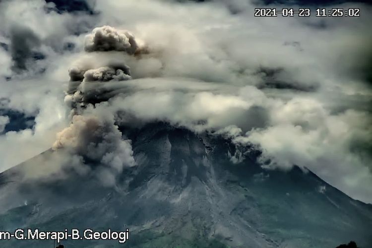 Gunung Merapi memuntahkan awan panas guguran (APG) pada Jumat, (23/4/2021) pukul 11.20 WIB.