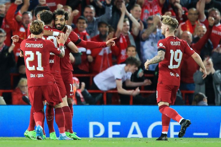 Striker Liverpool Mohamed Salah (ke-3 dari kiri) merayakan gol pertama timnya dengan rekan satu tim pada pertandingan Liga Champions antara Liverpool vs Ajax di Anfield di Liverpool, Inggris, pada 13 September 2022. (Foto oleh Lindsey Parnaby / AFP)