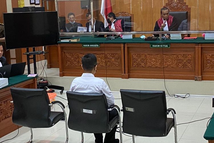 Eks Kapolres Bukittinggi AKBP Dody Prawiranegara duduk sebagai terdakwa di persidangannya yang digelar di PN Jakarta Barat, Rabu (15/3/2023). 