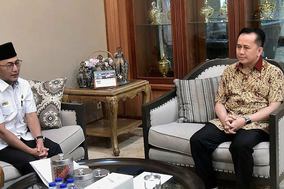 Penjabat (Pj) Gubernur Sumatera Selatan (Sumsel) Agus Fatoni menerima audiensi saat menerima audiensi dari Pj Bupati Musi Banyuasin (Muba) Apriyadi di Griya Agung, Palembang, Sumatera Selatan, Selasa (19/3/2024).