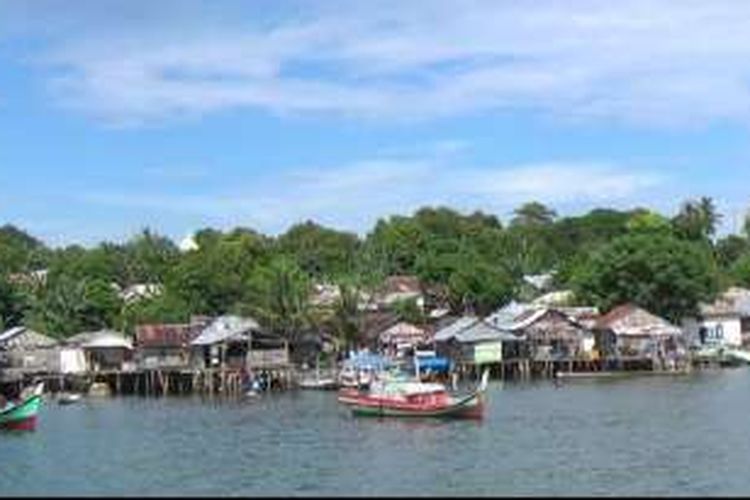 Suasana kampung tepi laut di Kecamatan Kepulauan Pongok, Kabupaten Bangka Selatan, Kepulauan Bangka Belitung.