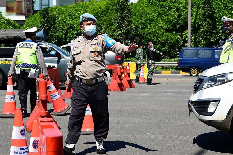 Petugas melakukan penyekatan kendaraan di depan Gerbang Tol Pasteur, Kota Bandung, Jawa Barat, Selasa (6/7/2021). Selama PPKM Darurat, Kota Bandung tertutup bagi warga dari luar wilayahnya, hal tersebut dilakukan untuk menekan mobilitas masyarakat dan mengurangi penyebaran Covid-19.